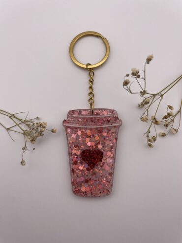 Llavero vaso café con purpurina rosa
