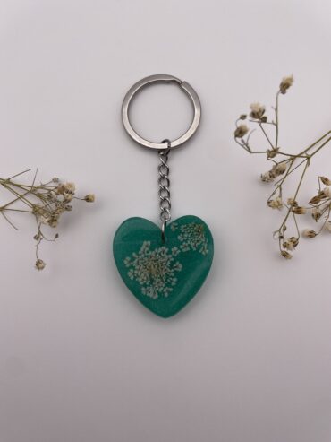 Llavero corazón en color verde con florecitas blancas