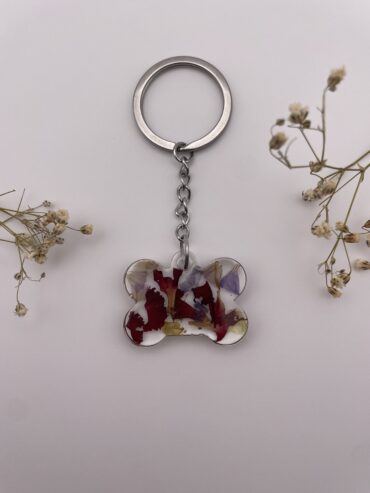Llavero hueso con flores lilas, rojas y amarillas