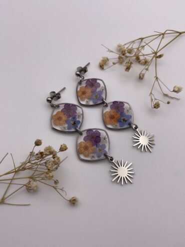 Pendientes 2 abalorios rombo cuadrado con flores azules, lila oscuro, naranjas y charm de sol