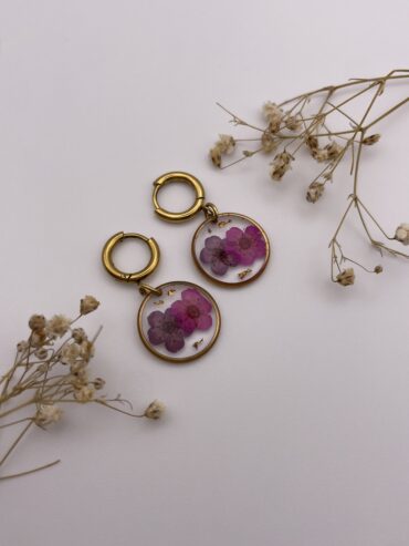 Pendientes redondos con flores lila oscuro, fucsia y pisquitos dorados