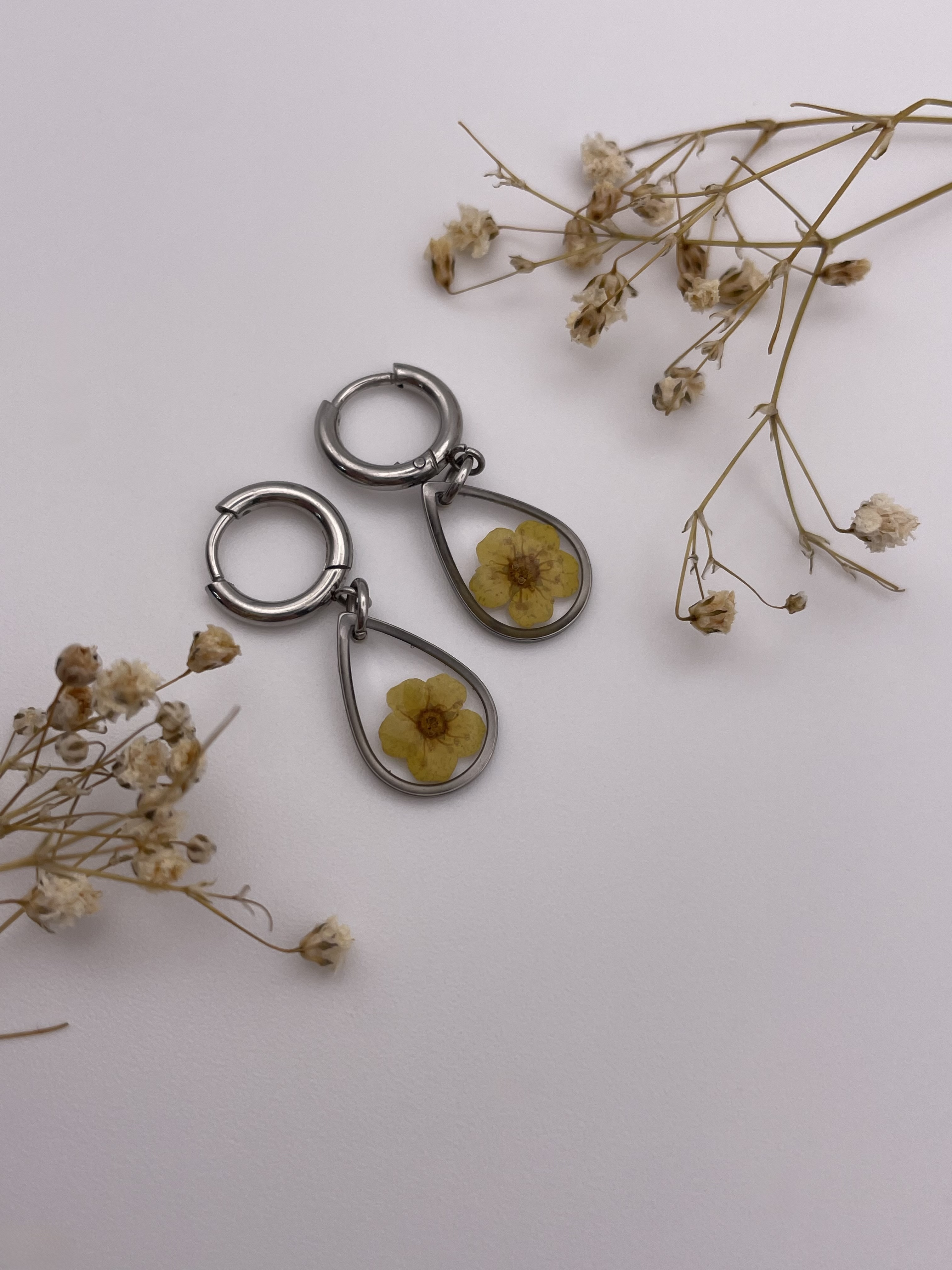 Pendientes gota con flor amarilla