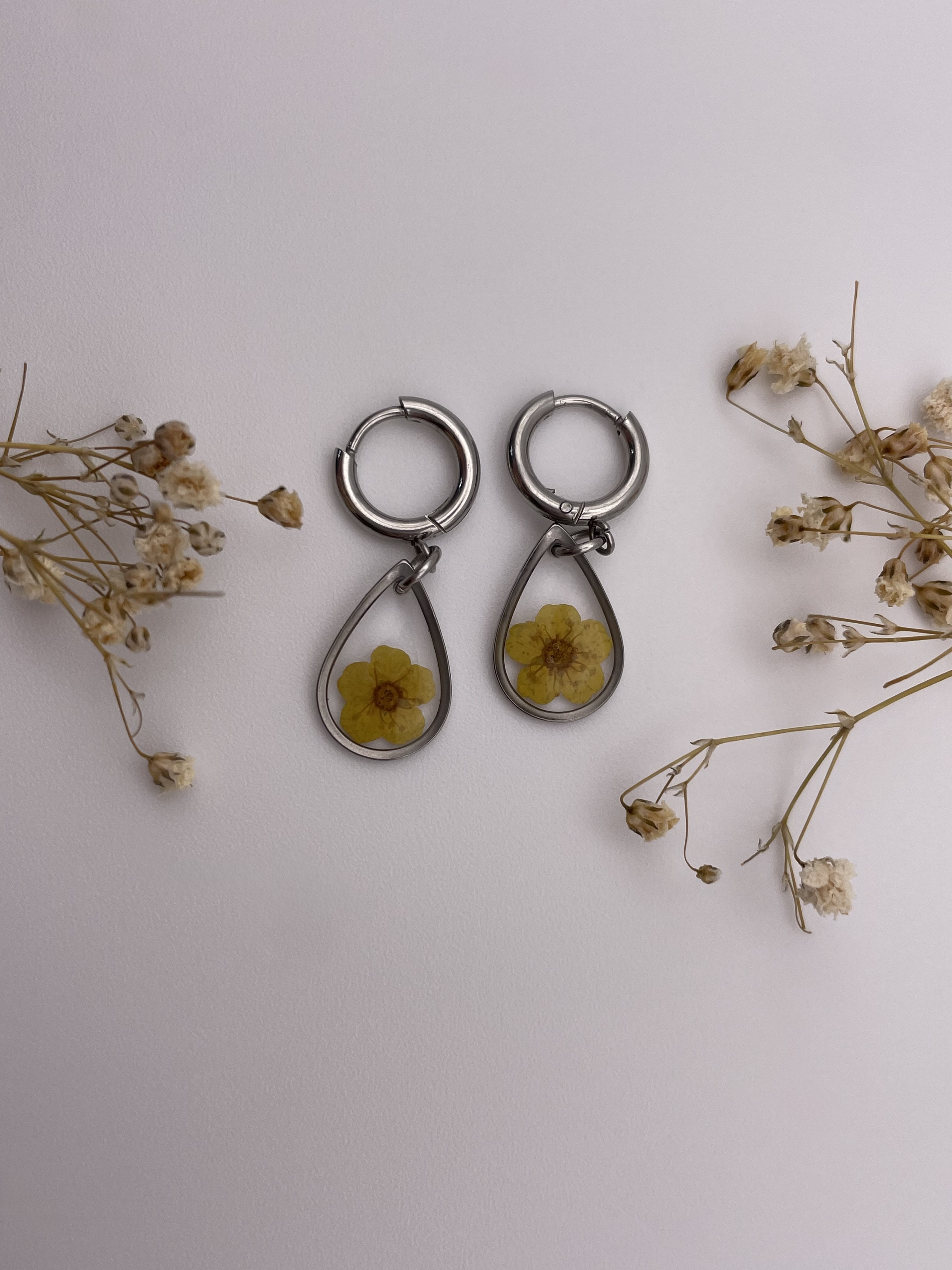 Pendientes gota con flor amarilla - Imagen 2