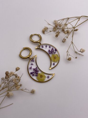 Pendientes luna con flor amarilla y florecitas lila oscuro