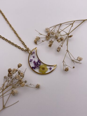 Collar luna con florecitas lila oscuro y flor amarilla