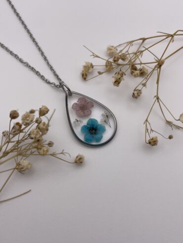 Collar gota con flores azul y lila claro