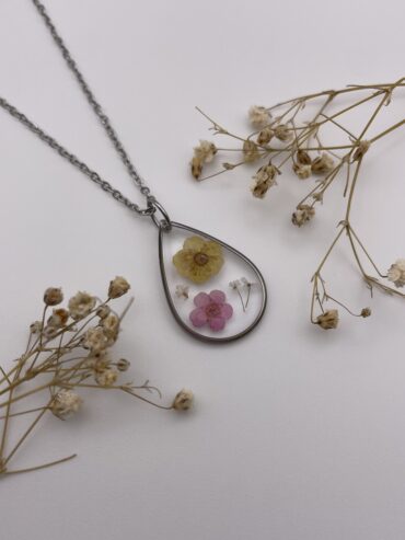 Collar gota con flores amarilla y rosa