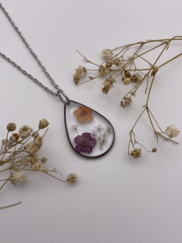 Collar gota con flores naranja y lila oscuro
