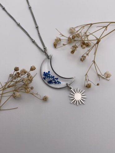 Collar luna con florecitas azul oscuro y charm de sol