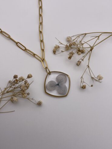 Collar rombo cuadrado con flor azul y cadena de eslabones