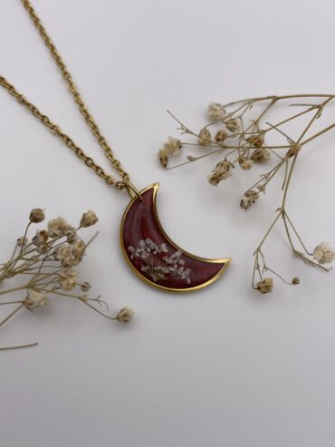 Collar luna en color burdeos con florecitas blancas