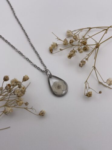 Collar gota con flor blanca