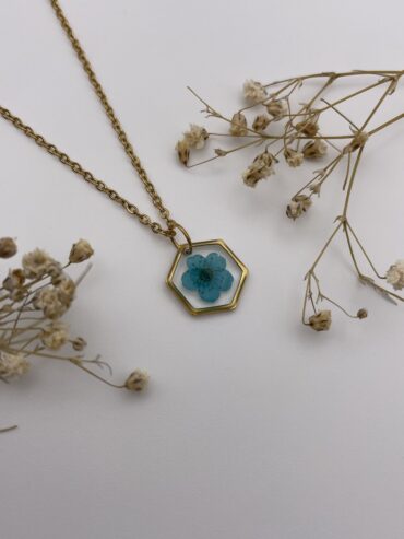 Collar hexágono con flor azul