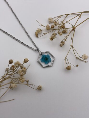 Collar hexágono con flor azul