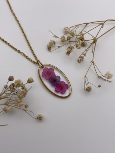 Collar ovalado con flores fucsias y lila oscuro