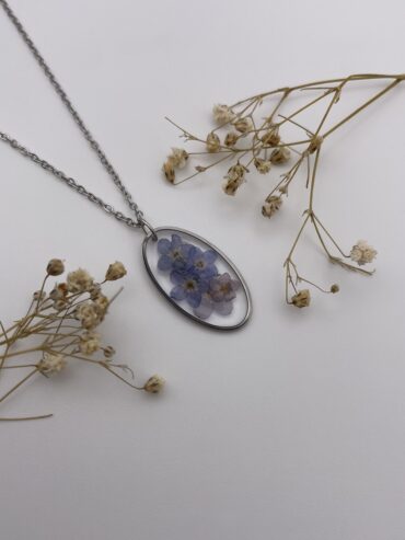 Collar ovalado con flores azules