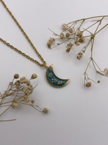 Collar luna en color verde con florecitas blancas