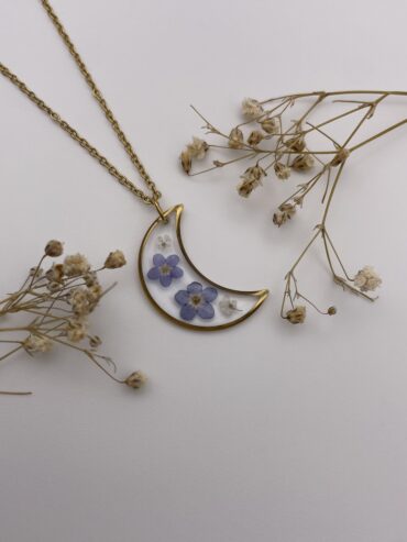 Collar luna con flores azules