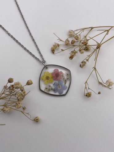 Collar rombo cuadrado con flores amarilla, rosa y azul