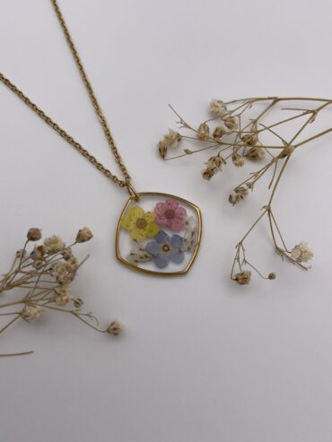 Collar rombo cuadrado con flores amarilla, rosa y azul