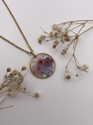 Collar redondo con flores azul, lila oscuro, lila claro y burdeos